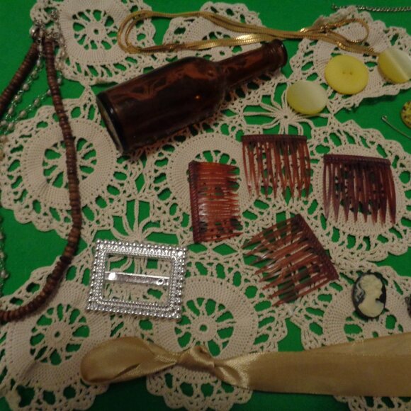 VINTAGE JEWELRY & PARTS PIECES Buttons, Clips, Doily, Bottle Etc. Lot - Picture 11 of 15